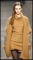 Knitwear in honey yellow.
