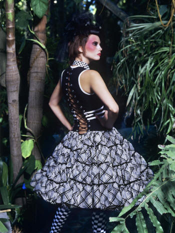 JULIET LOOKING GREAT IN A PINaR ERIS CREATION 2005