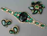 Fashion-era picture ofemerald style glass costume jewellery pieces from Glitterbug