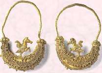 Picture of Greek hoop earrings in gold. Costume and fashion history of jewelry