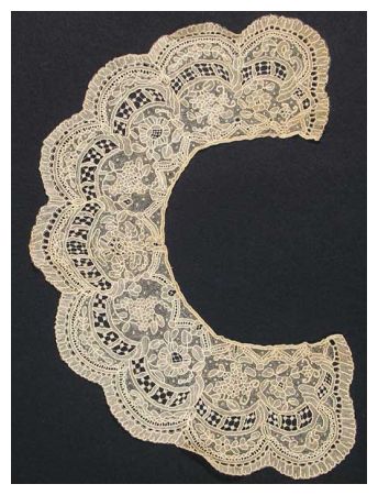 BEAUTIFUL Antique Hand Crochet IRISH Lace Collar Highly Detailed
