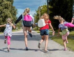 school-children-wich-backpacks