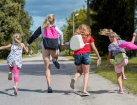 school-children-wich-backpacks